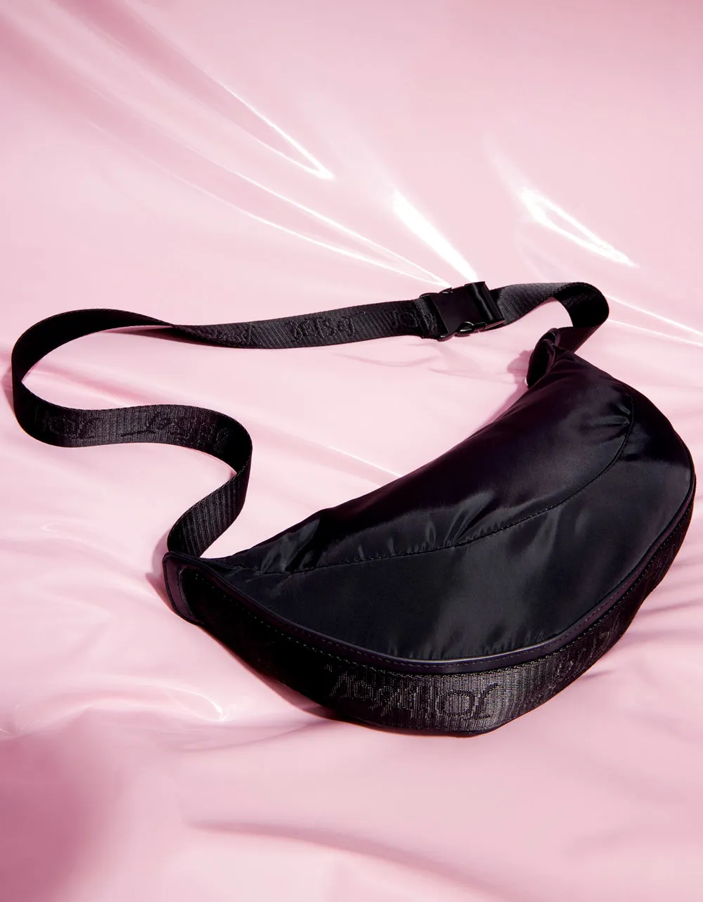 NYLON SLING BAG BLACK Betsey Johnson